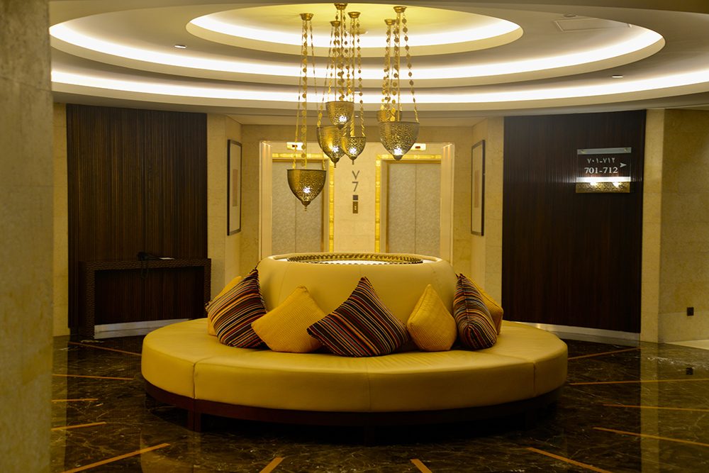 Circular lounging island